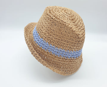 Sombrero de fibras vegetales con banda de color