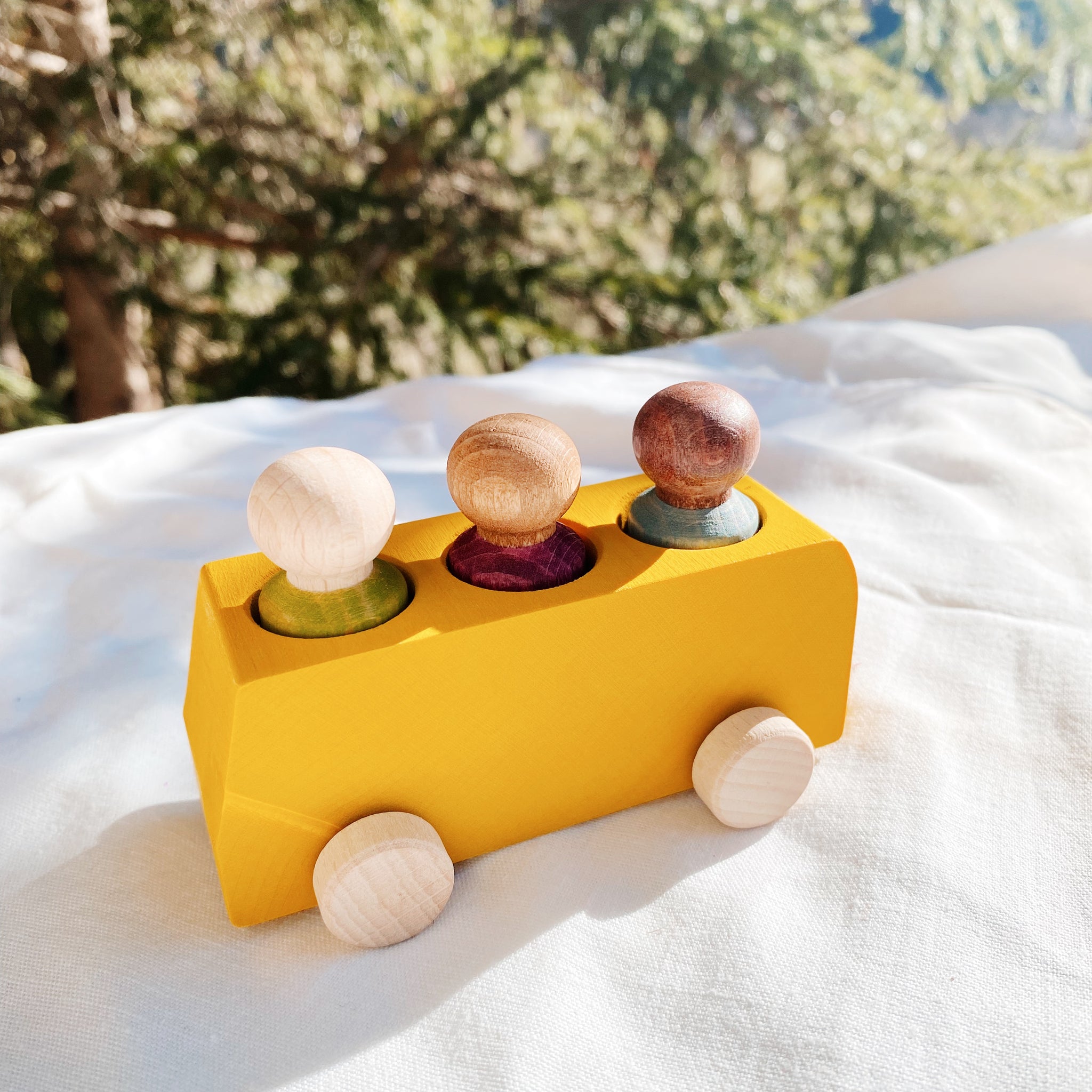 Bus de madera con tres figuras Lubulona Amarillo