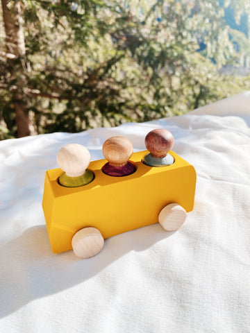 Bus de madera con tres figuras Lubulona Amarillo