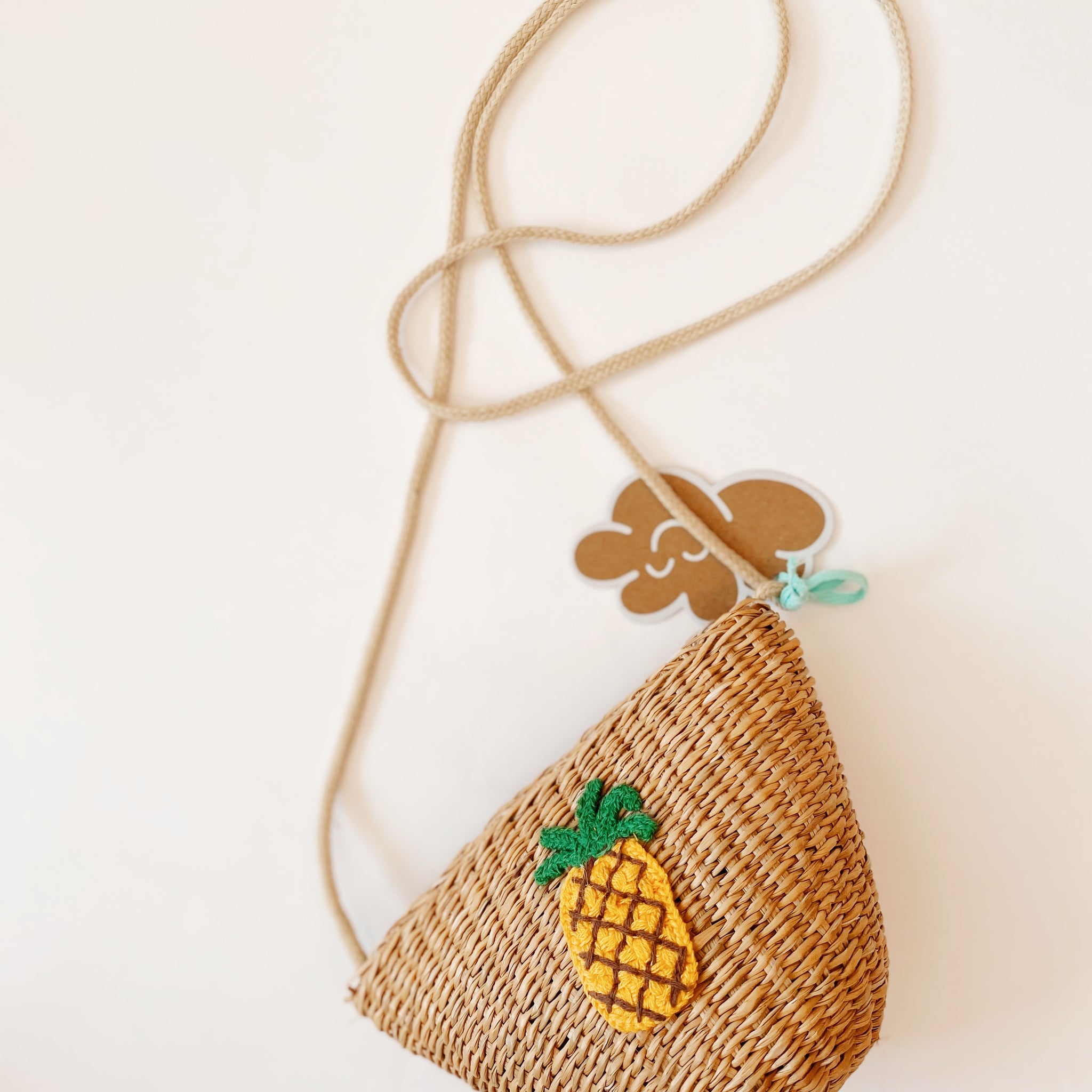 Bolsito de mimbre con frutas y vegetales de crochet